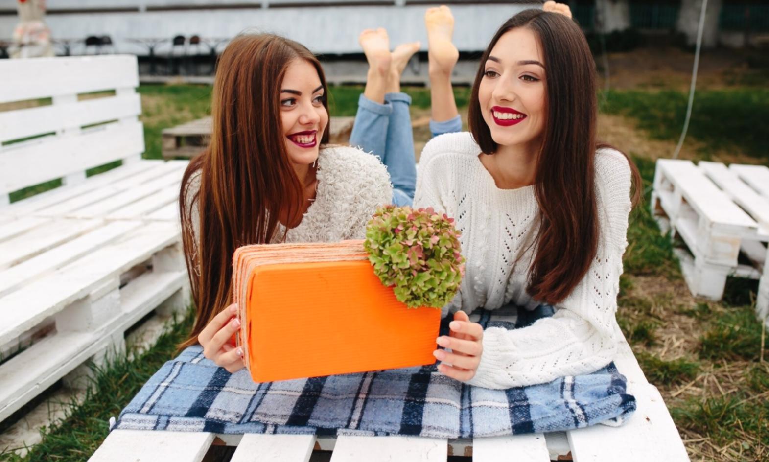 Personne analysant des données financières sur tablette