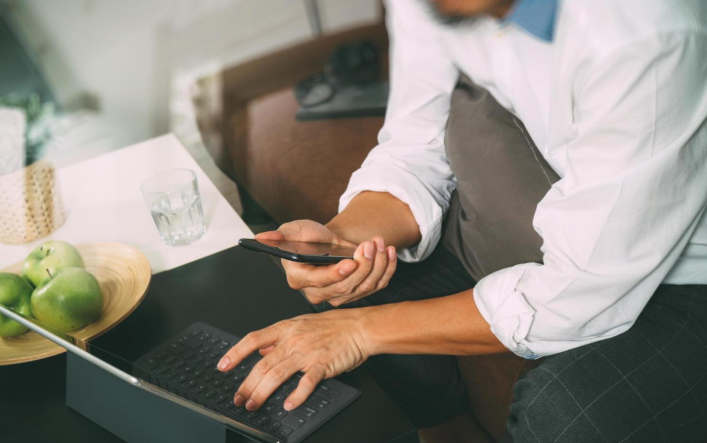 Espace de travail organisé avec ordinateur et documents financiers